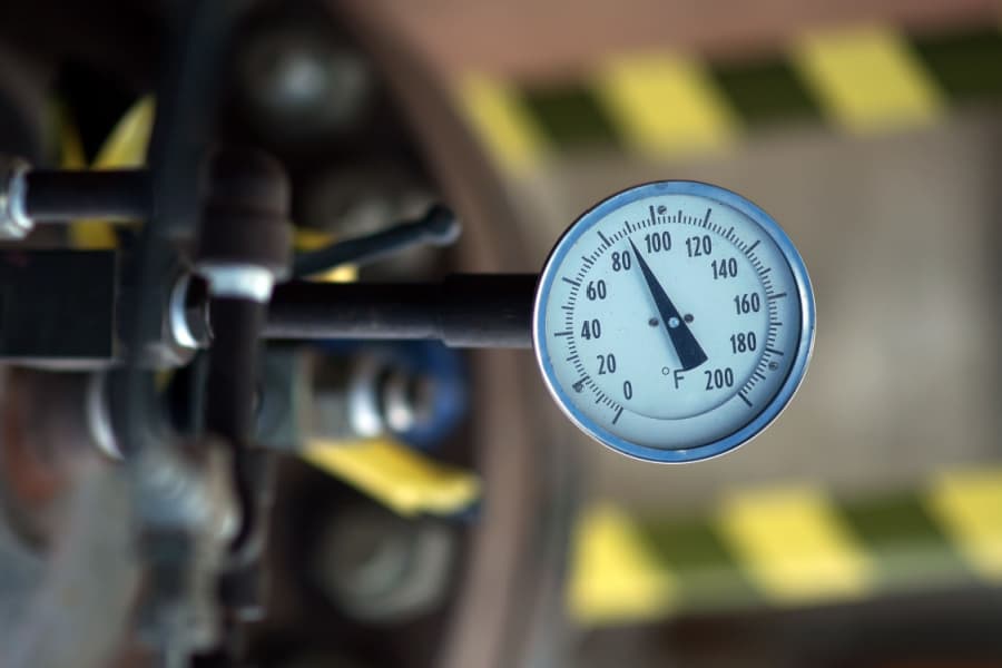 Execução de teste hidrostático em extintor