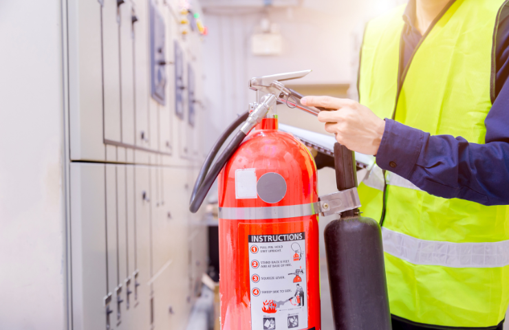 Equipe realizando manutenção em extintor